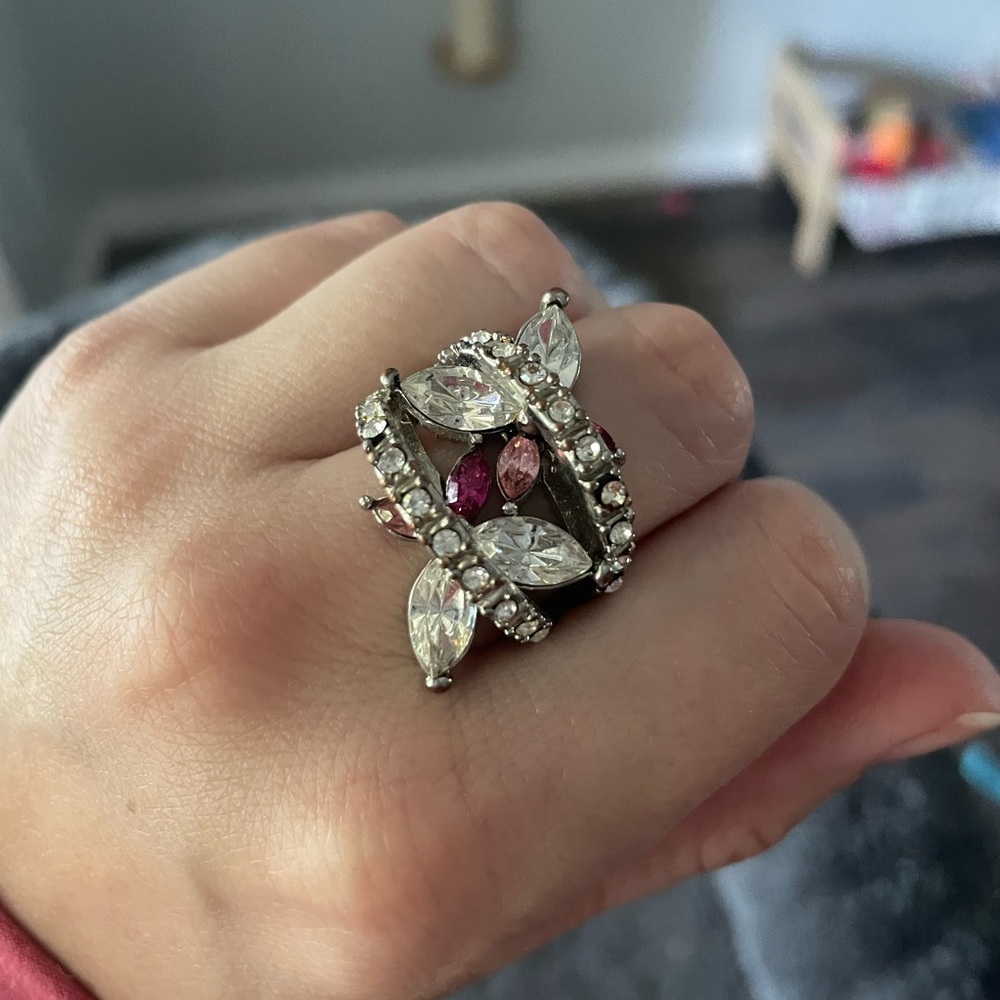 Size 7 costume jewelry ring. Silver and pink